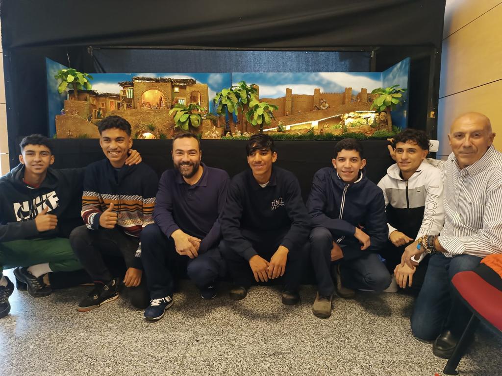 El IES Almina inaugura su tradicional belén navideño y el árbol de los deseos