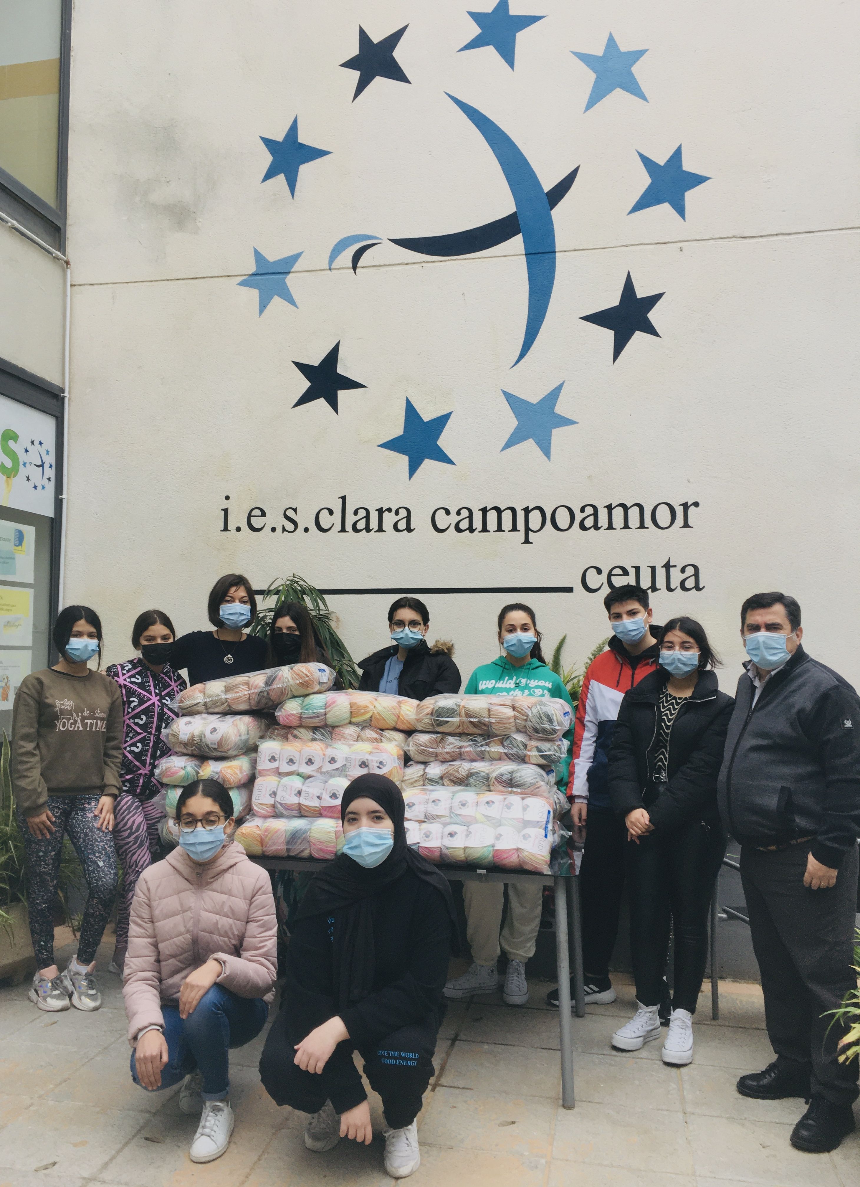 El Clara Campoamor recibe una donación de 200 ovillos de lana