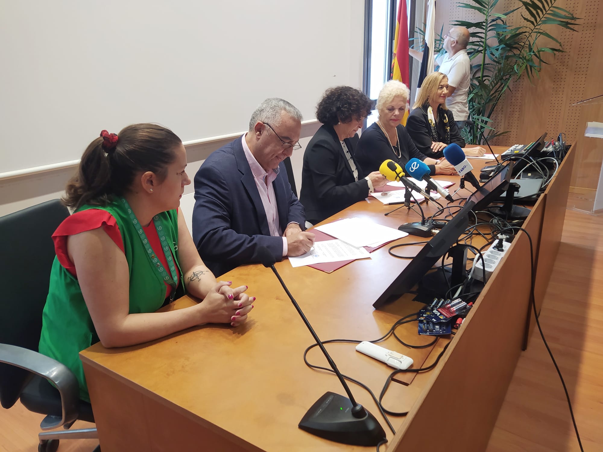 La AECC en Ceuta y la UGR firman un acuerdo para colaborar en investigación