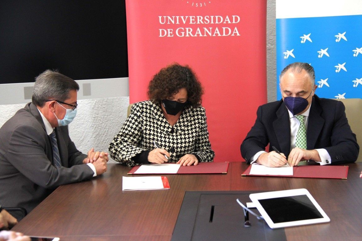 UGR, Fundación “la Caixa” y Diputación firman un convenio que permitirá al Aula Permanente de Formación Abierta poner en marcha un aula virtual 