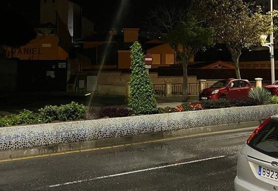 Vecinos y viandantes hartos de las averías en el sistema de riego de la Avenida España