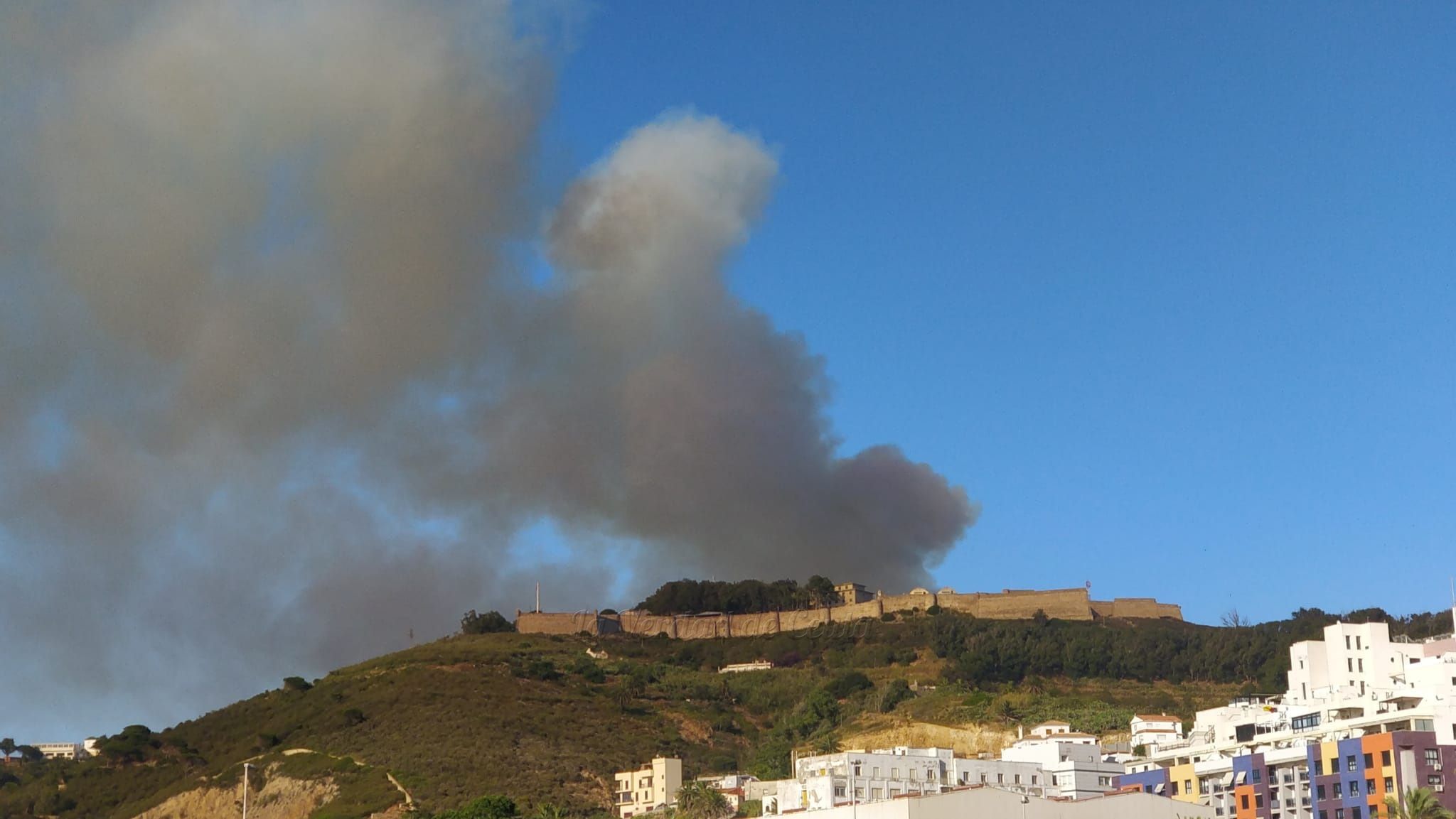 Bomberos lucha contra un incendio en el Monte Hacho