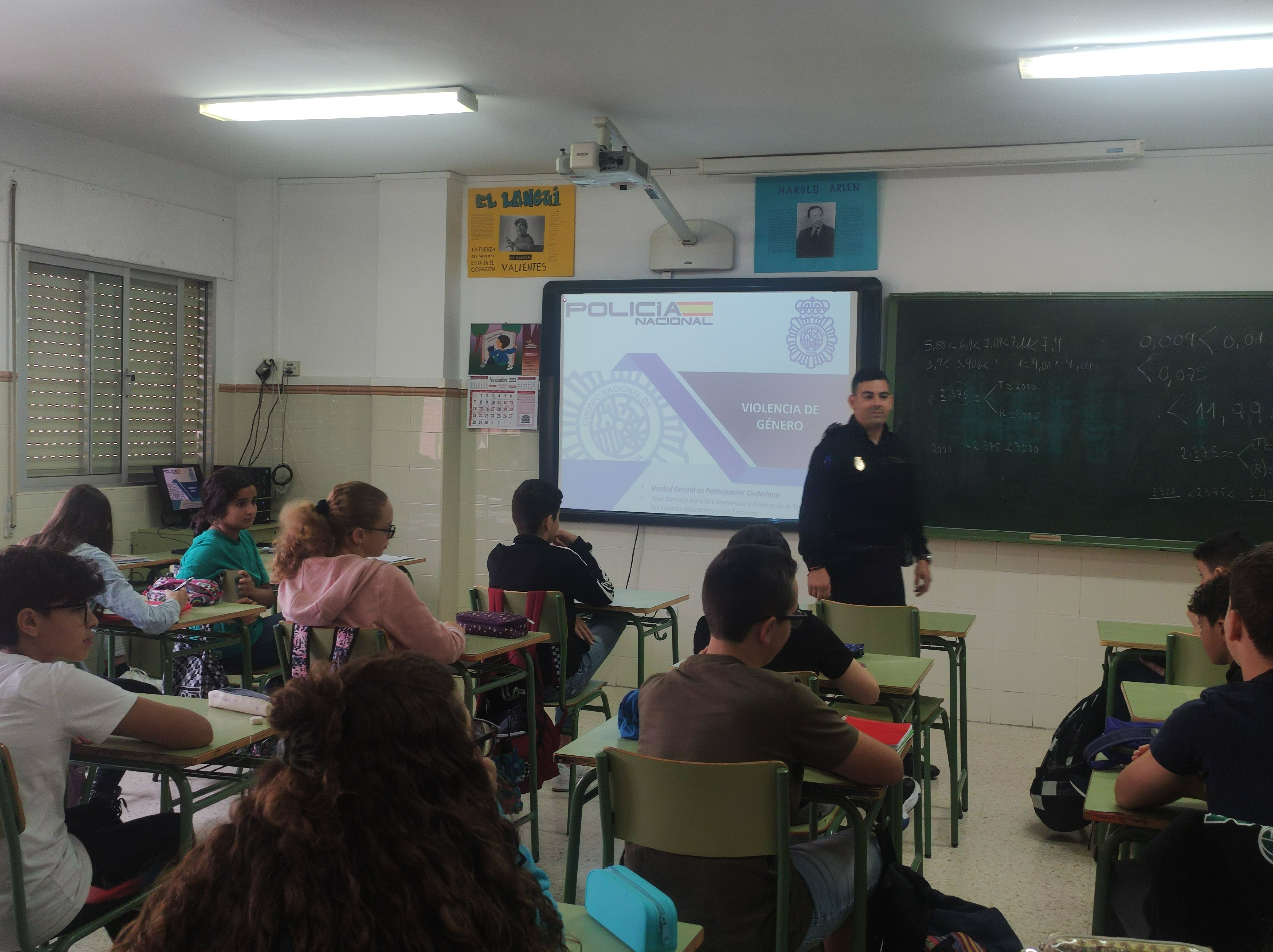 La Jefatura Superior de Policía imparte charlas de violencia de género o familiar en el instituto Camoens