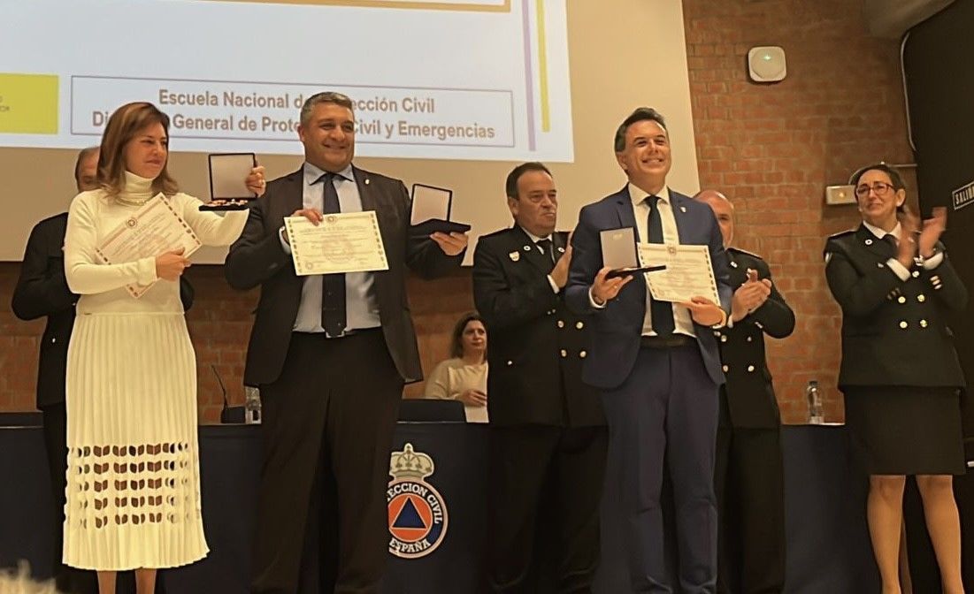 Deu, Dris y Ríos reciben la Cruz de Oro de la Asociación Nacional de Voluntarios de Protección Civil 