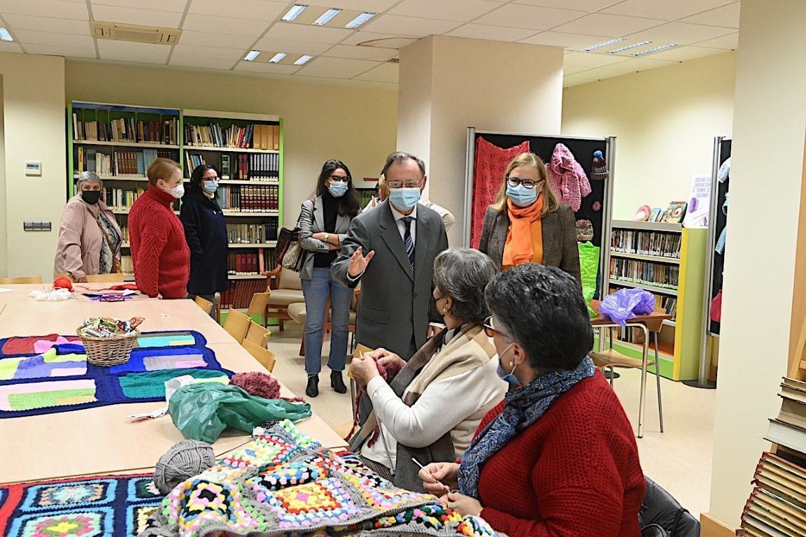 Juan Vivas y  Dunia Mohamed visitan el Centro del Mayor 