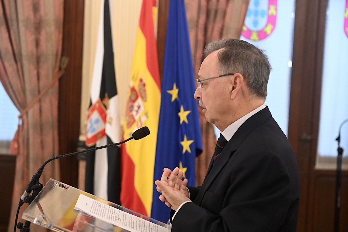 Juan Vivas dice que la gestión directa del servicio de autobús urbano es para mejorar el mismo