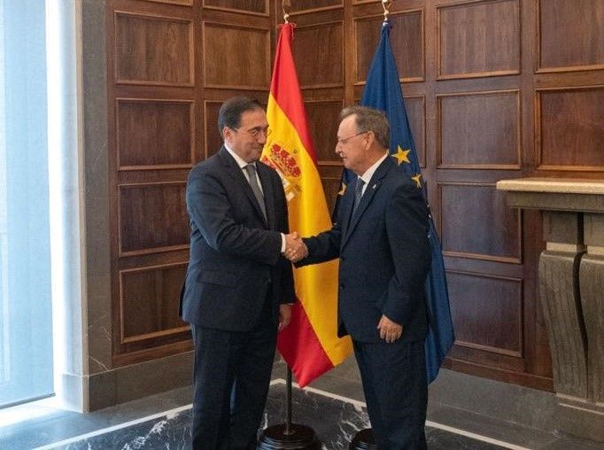 Juan Vivas se reúne en Madrid con el ministro Albares