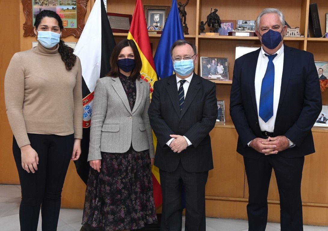 Vivas y Miranda reciben a la tiradora Nadezhna Korbina