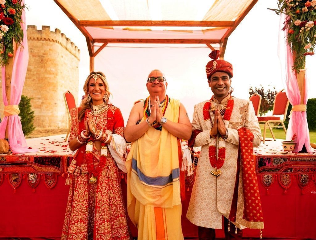 Pandit Krishna Ramchandani junto a los recién casados Laura y Nakul.