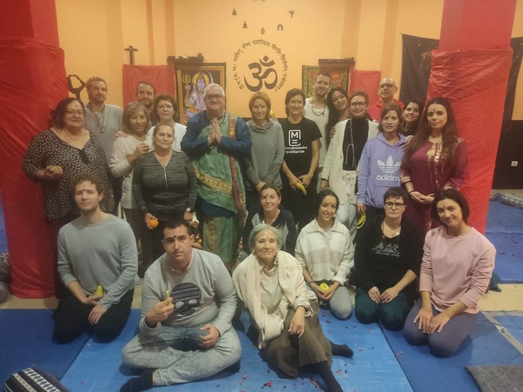 Ramchandani oficia una ceremonia de fuego por la paz en Sevilla. Foto de grupo de los asistentes.