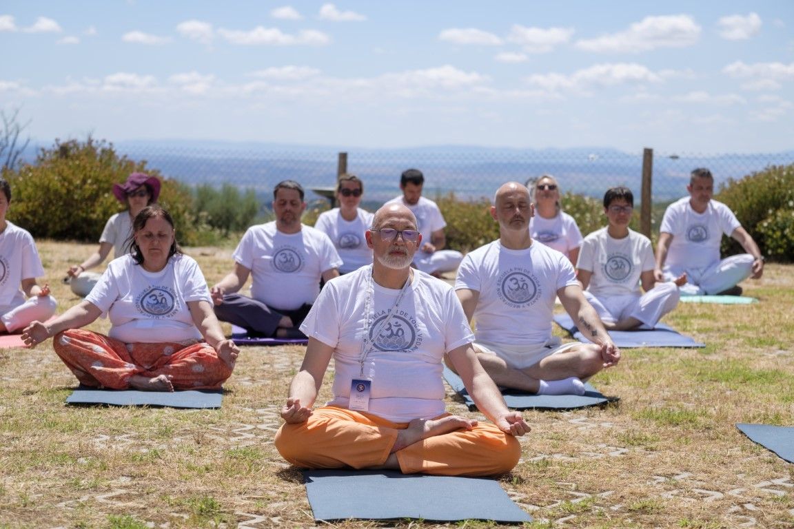 Swamiji dirigiendo la meditación 3