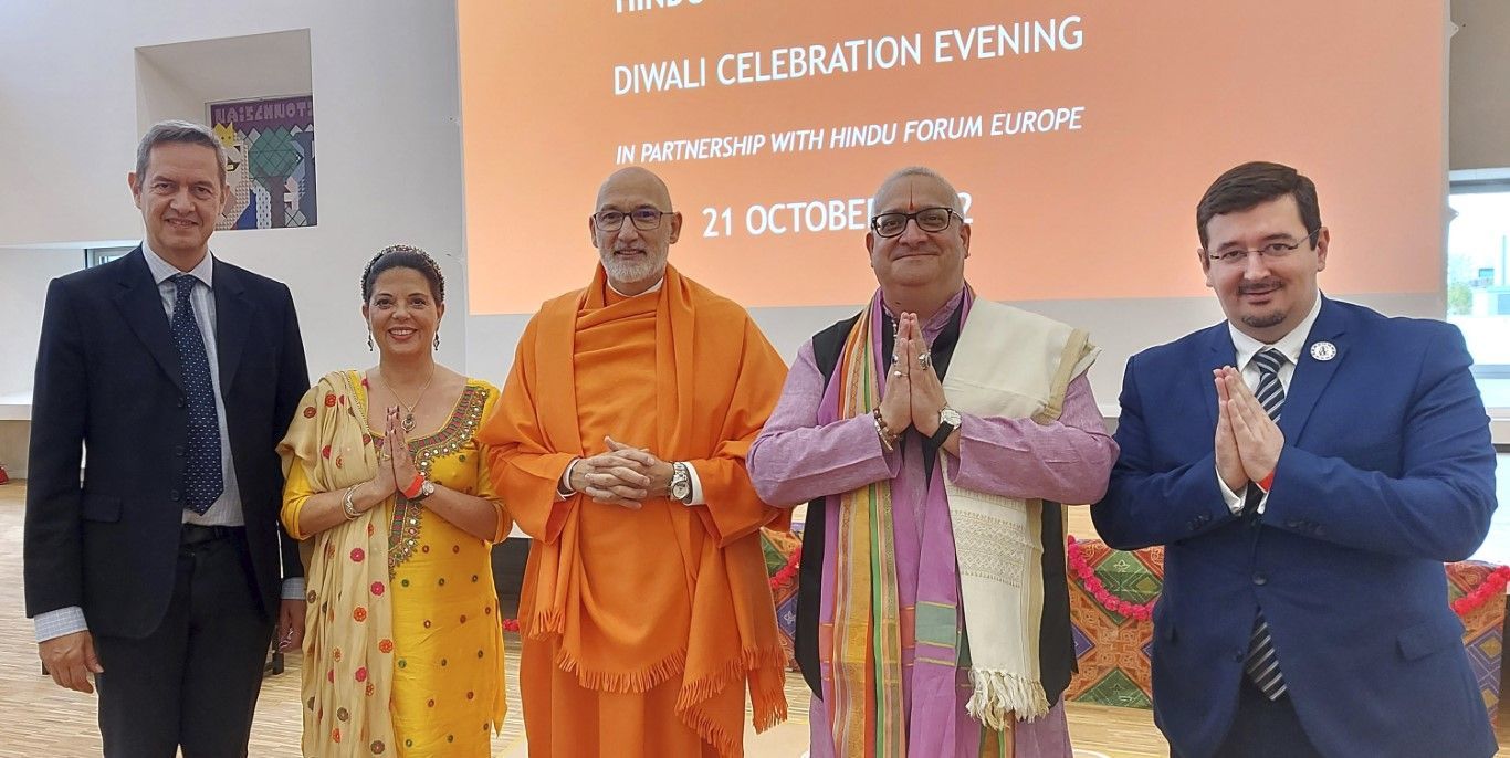 Ramchandani junto a Swami ji e Ivan Arjona director de Sciencetology Europa y otros compañeros