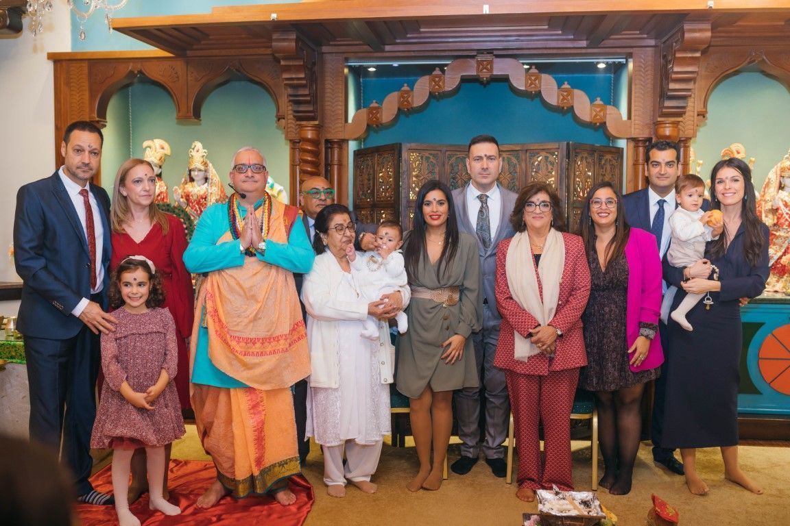 Ramchandani oficia el Nama-karana de Krishna Kumar. Foto de familia