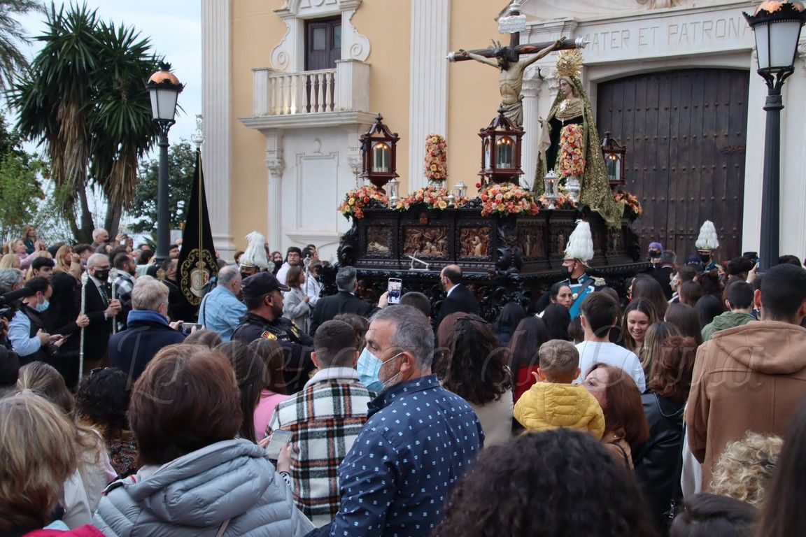 El Santísimo Cristo de la Vera Cruz procesiona junto a Nuestra Señora de los Desamparados 