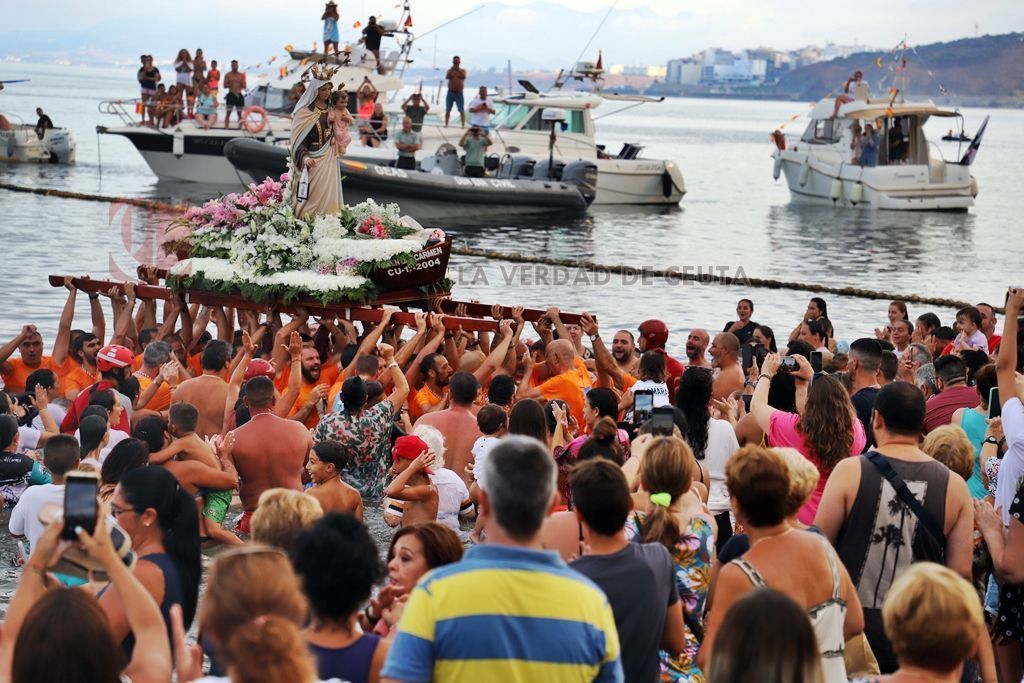 La Virgen del Carmen vuelve a bendecir las aguas ceutíes tras más de dos años de pandemia