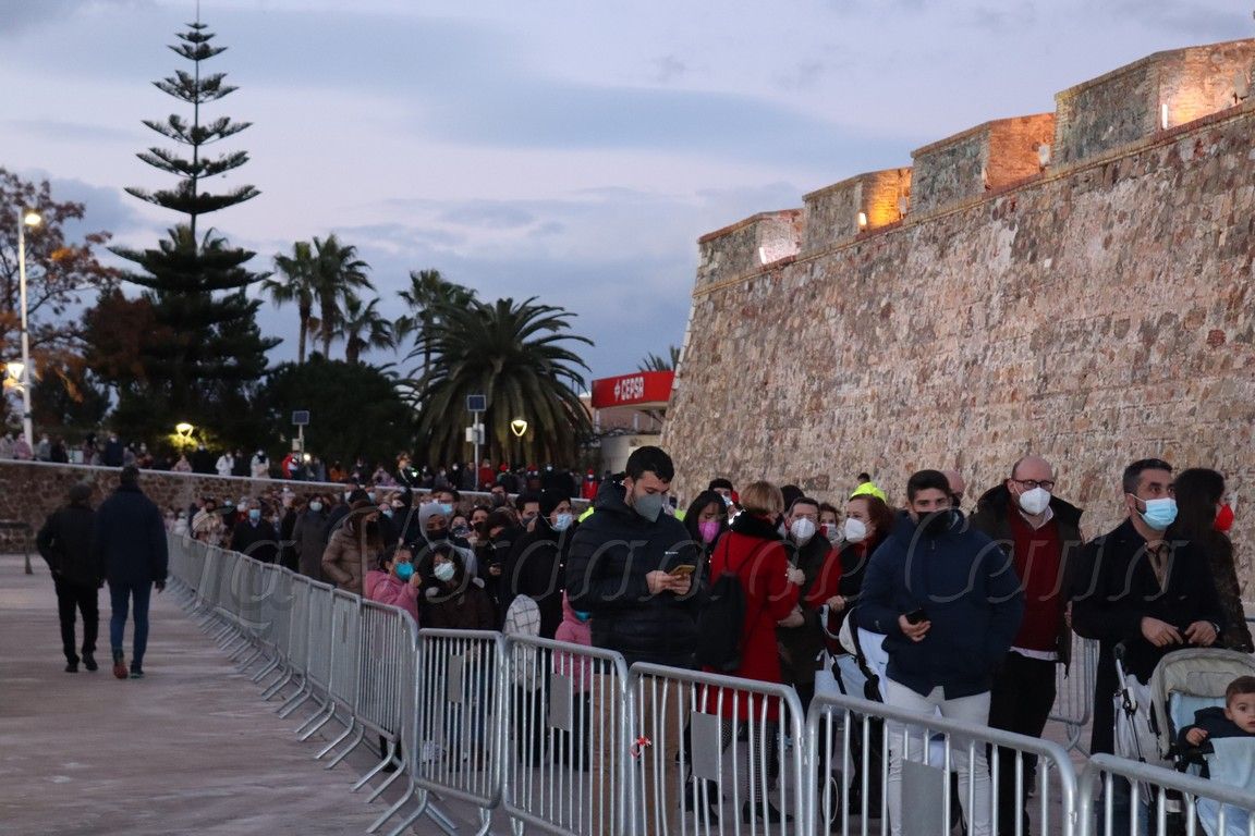 Colas de más de una hora para poder ver a los Reyes en las Murallas