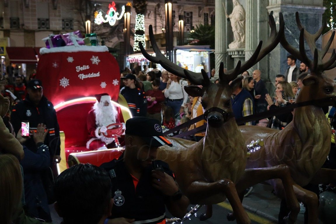 Papá Noel visita Ceuta por primera vez y llena de ilusión a los pequeños ceutíes