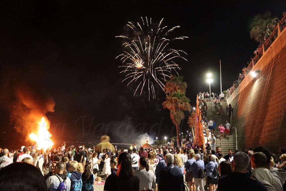 Ceuta recobra la mágica noche de San Juan y se echa a las playas para disfrutar de las hogueras y los fuegos artificiales