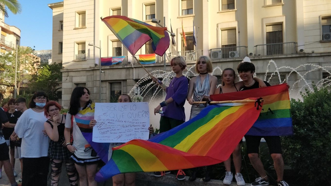 Un centenar de personas se movilizan para conmemorar el Orgullo LGTBI+
