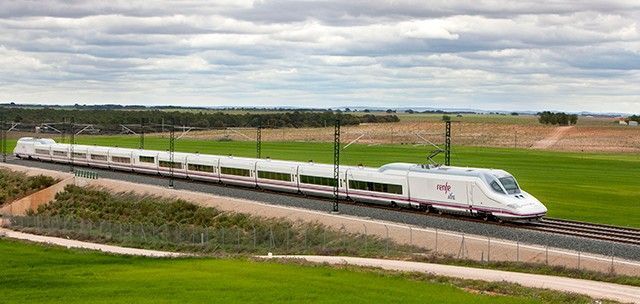 El Gobierno destina 130 millones de euros a rebajar hasta un 90% los billetes de autobús y tren de los jóvenes para viajar este verano