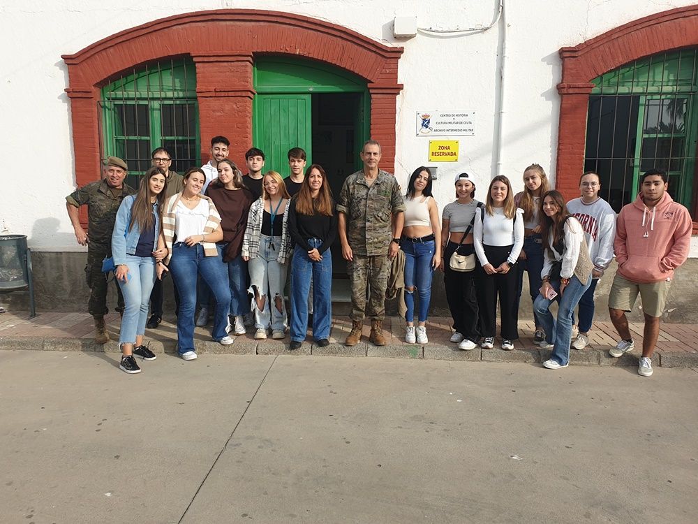 Alumnos de Enfermería visitan el Archivo Intermedio Militar de Ceuta