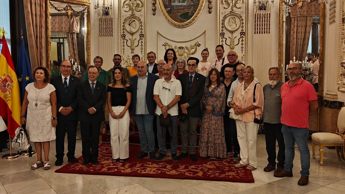 Vivas, a los miembros de la FIAP: "Ceuta es una ciudad fotogénica y única para fotografiar"
