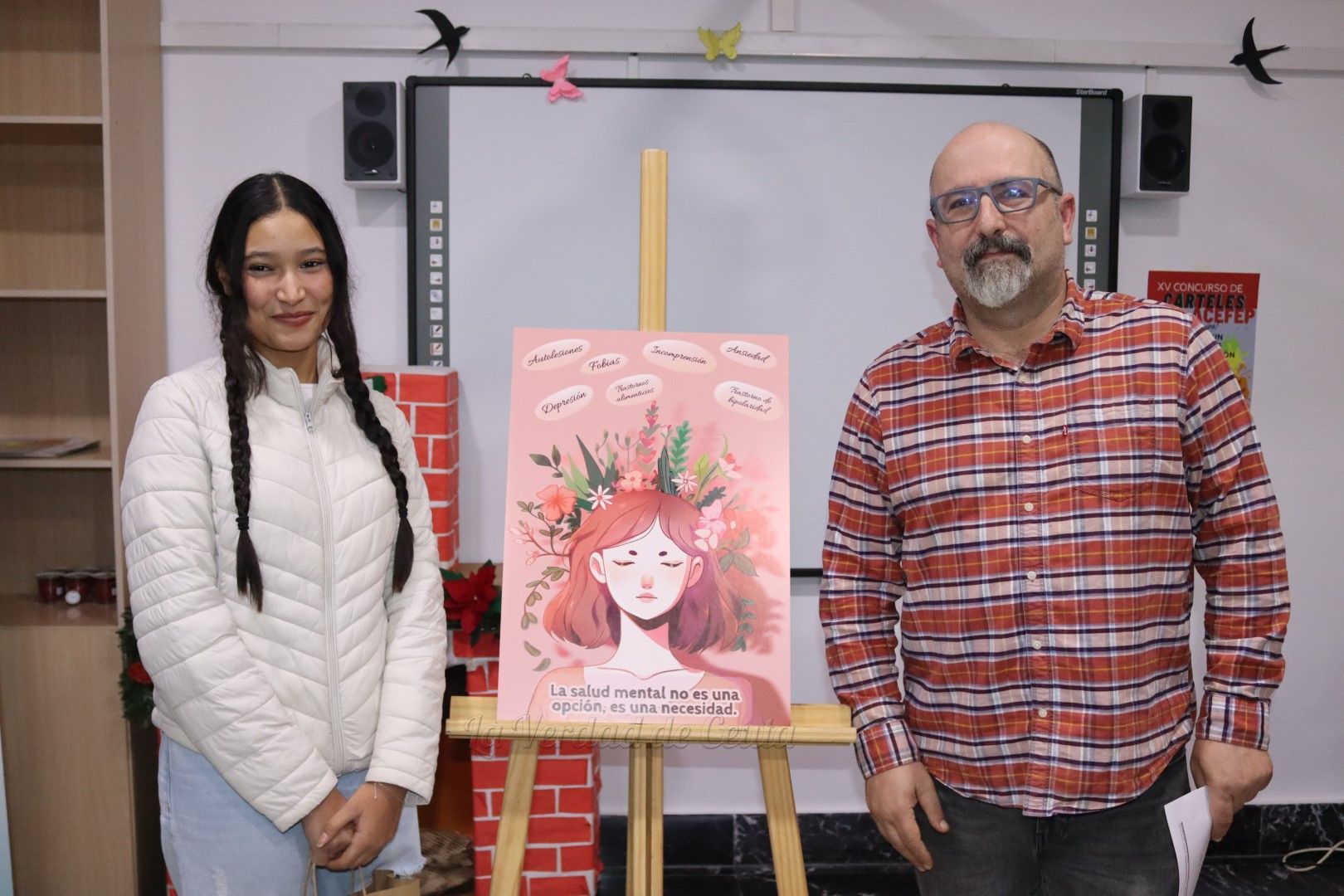 Sara El Aboudi recibe el premio del Concurso de Carteles de ACEFEP