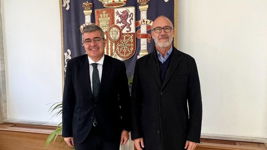 Los graduados sociales y la Delegación del Gobierno abordan las mejoras de la administración