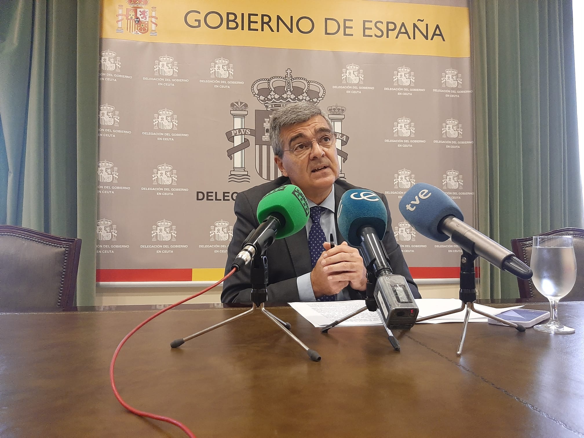 El delegado del Gobierno, Rafael García, presenta la 5º edición del Informe “Cumpliendo” 