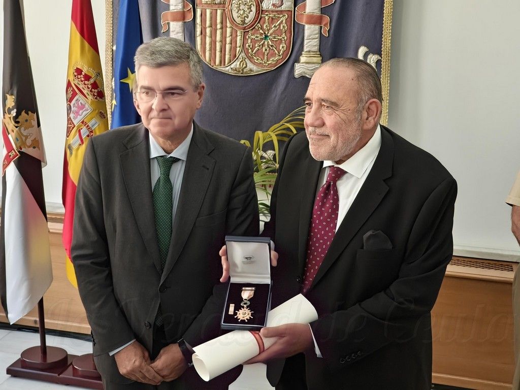 Salvador Bentolila recibe la Cruz de la Orden de Isabel la Católica