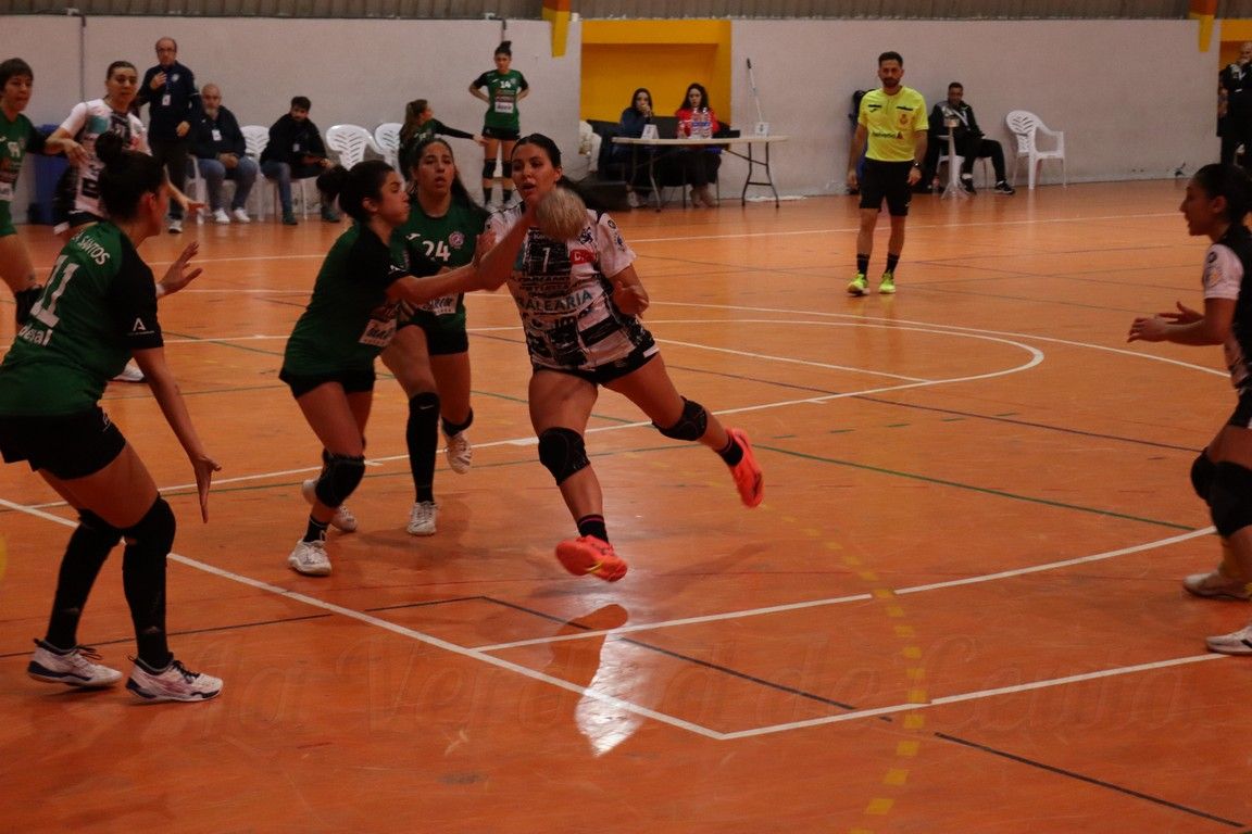 El Estudiantes no puede con el líder Adesal Córdoba (16-26)
