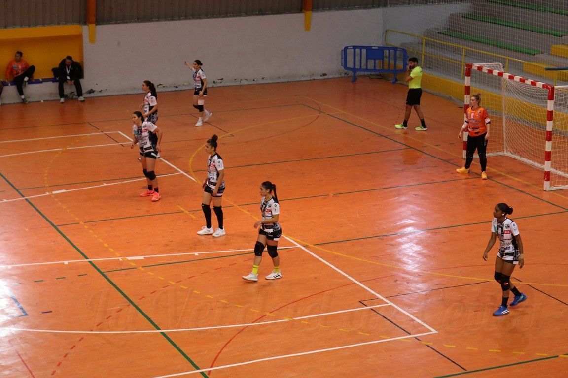 BM Estudiantes vence al BM Solúcar y sale de la última posición 