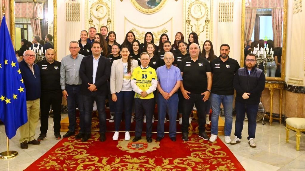Vivas recibe a las integrantes del Club Balonmano Estudiantes tras el ascenso