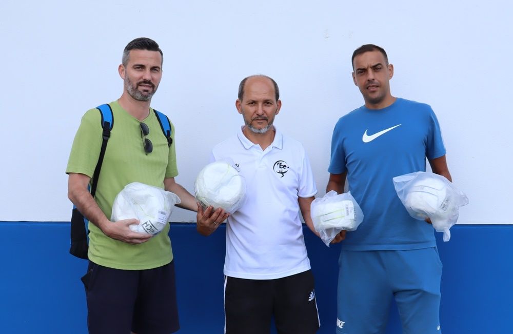 La RFFCE reparte un millar de balones a los equipos afiliados en la temporada 23-24