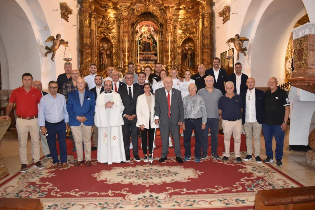La Federación de Fútbol realiza la plegaria y la ofrenda antes del arranque de la temporada 23-24