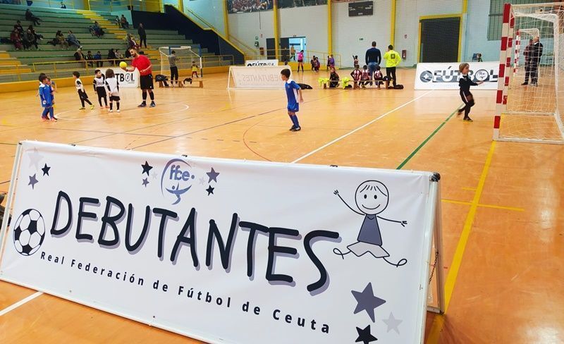 Catorce equipos, con jugadores de 4 y 5 años, participarán en la Liga Debutante de la RFFCE
