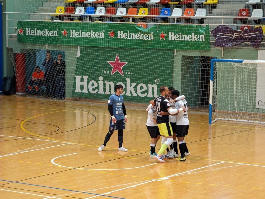 Trepidante partido entre UA Ceutí y Burela que se salda con victoria caballa (4-3)