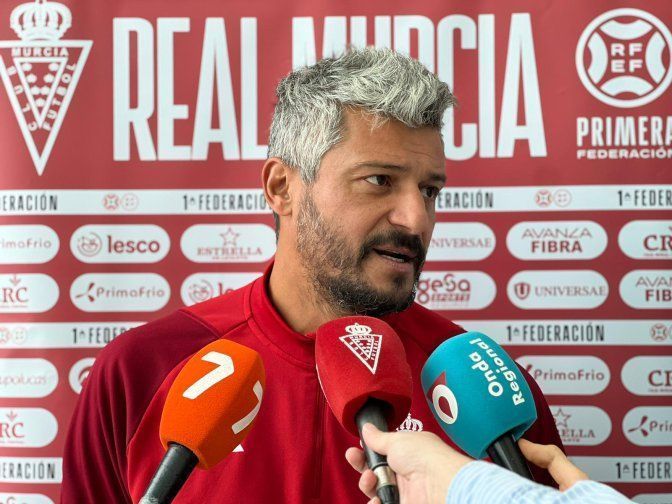 El Real Murcia cesa a su entrenador Gustavo Munúa después de perder en Ceuta