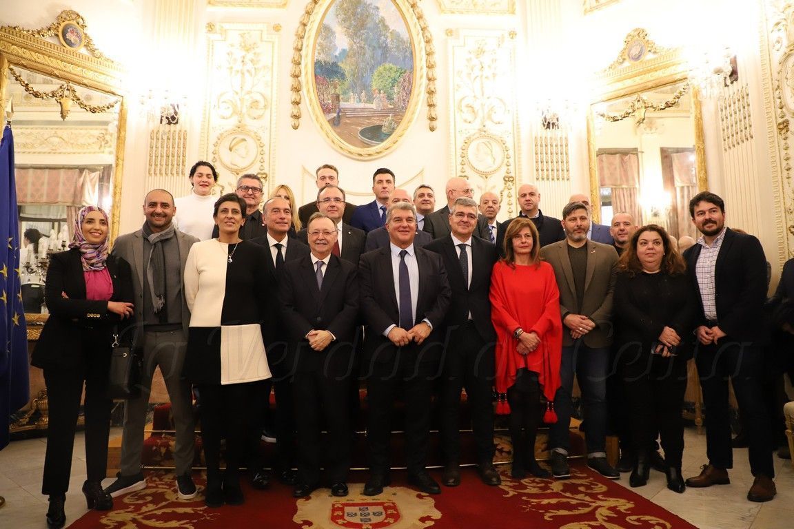 Vivas y Laporta intercambian regalos y elogios en la recepción en el Ayuntamiento