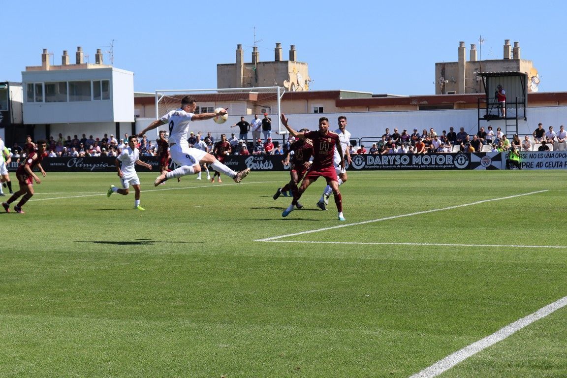 La AD Ceuta tumba al Badajoz y sale del descenso (3-0)