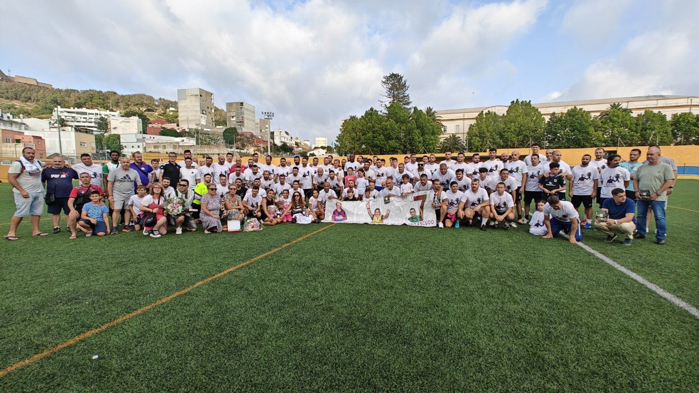 Compañeros y amigos de Darío Duzmán le ofrecen un sentido homenaje