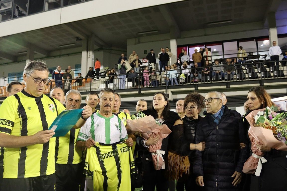 Sentido y cariñoso homenaje a Manolo Vega, toda una vida dedicada al fútbol de Ceuta