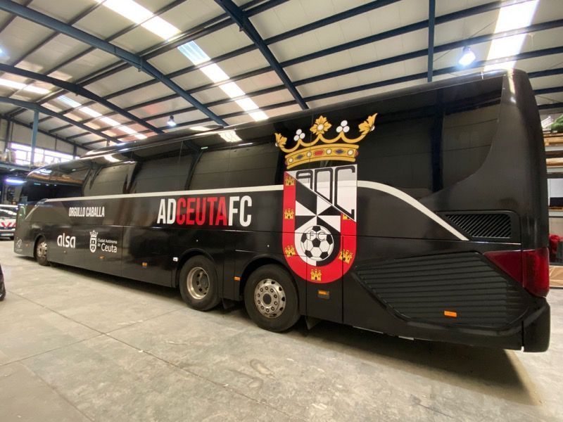 Alsa firma un acuerdo con el AD Ceuta para ser su empresa de transporte