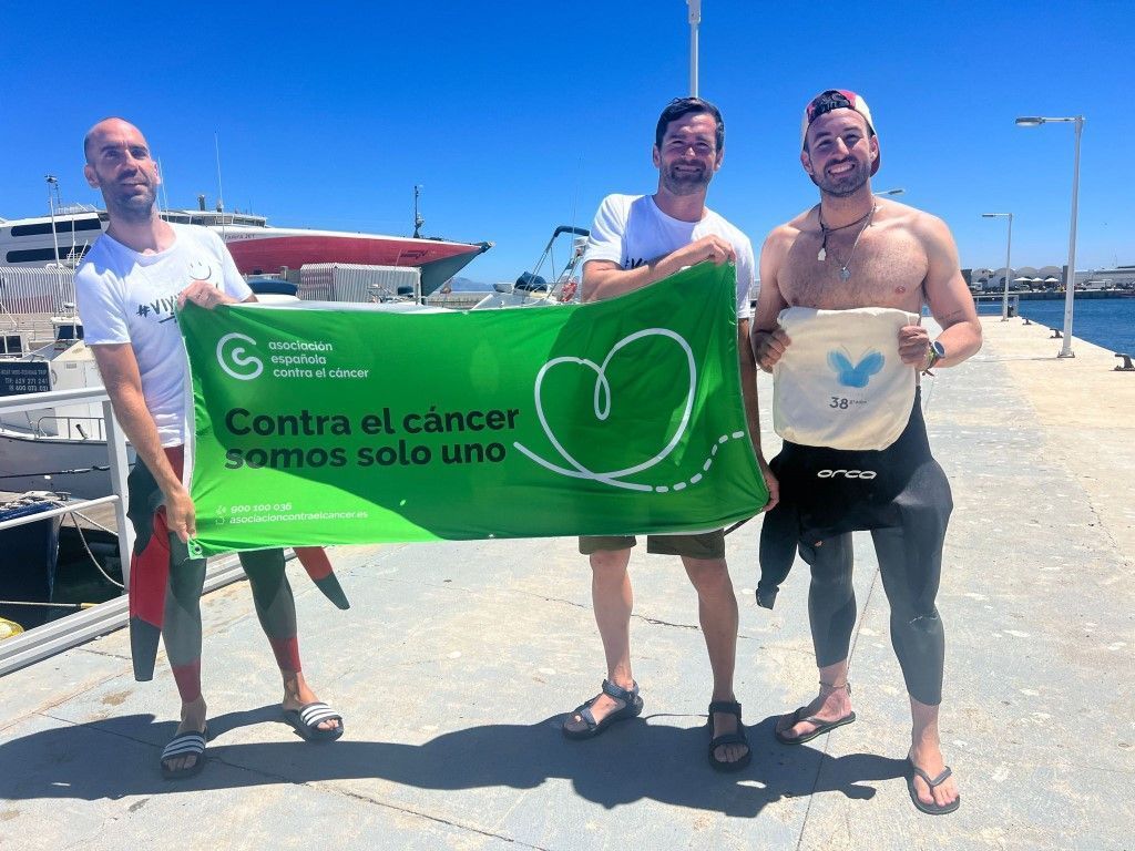 Tres españoles cruzan a nado el Estrecho con fines solidarios
