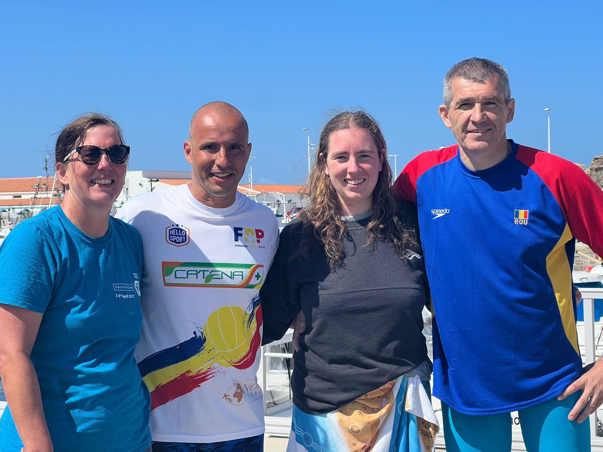 Otros cuatro deportistas cruzan a nado las aguas del Estrecho