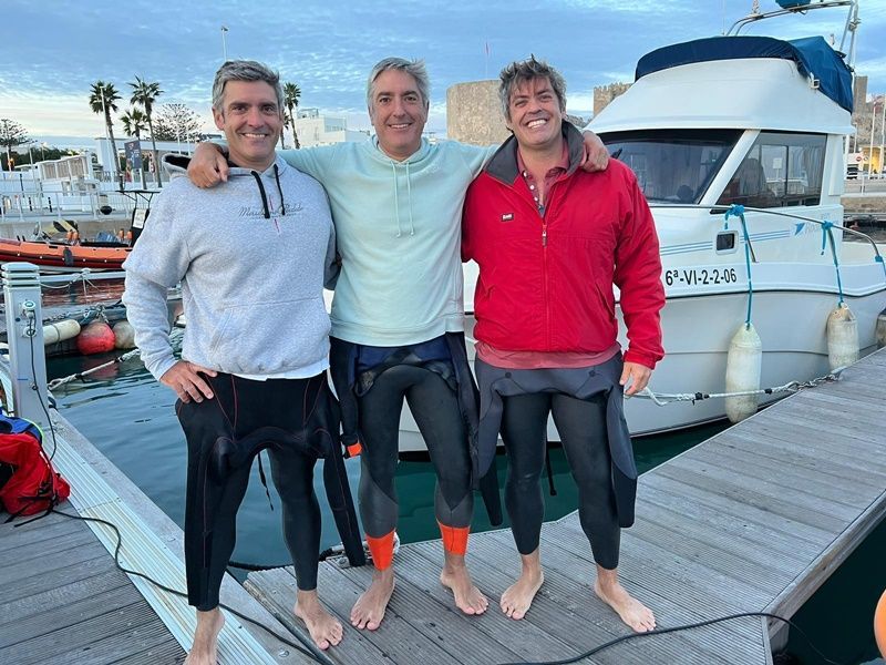 Tres hermanos cruzan el Estrecho a nado con fines solidarios
