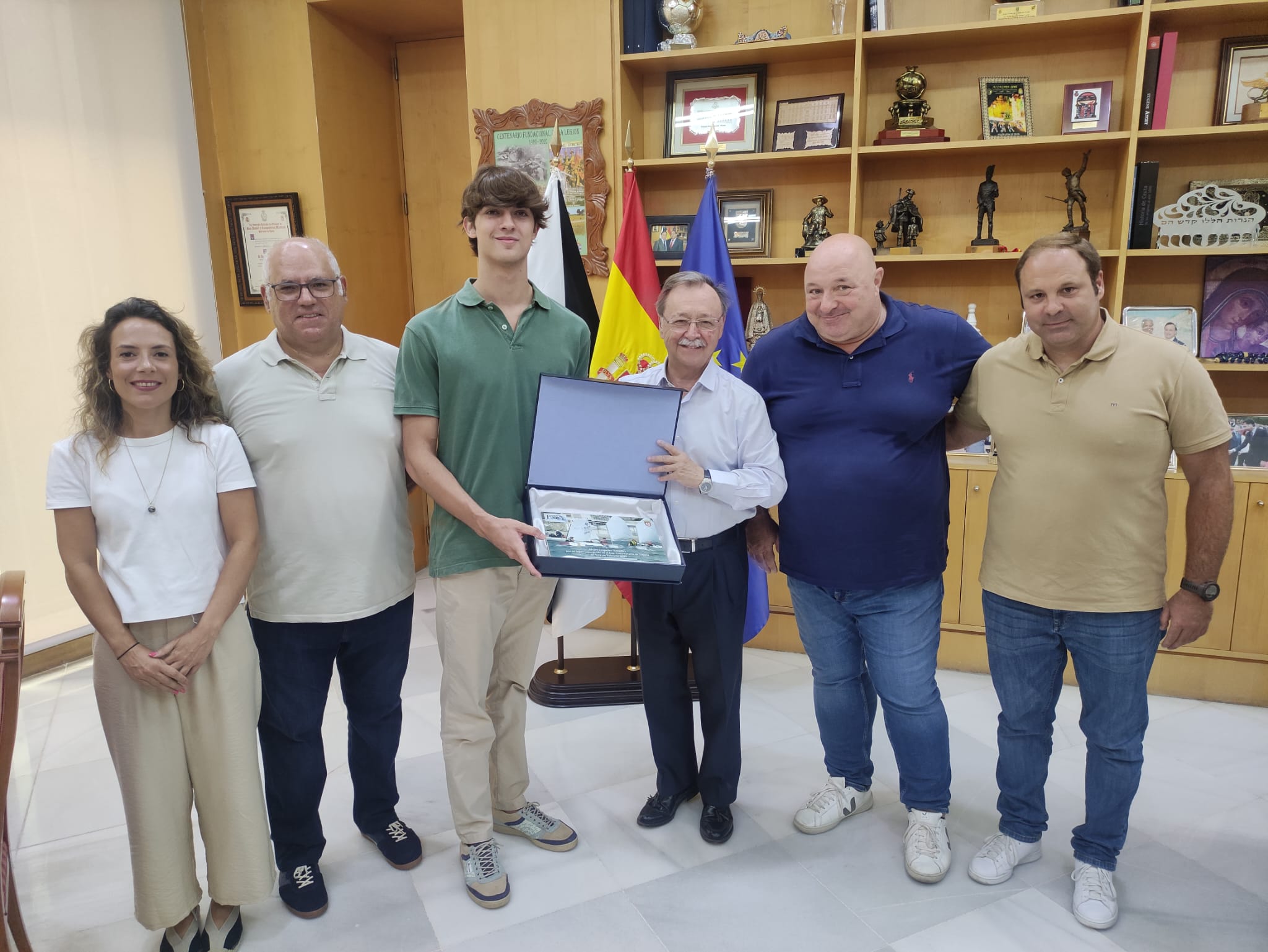 Juan Vivas recibe al regatista ceutí Álvaro Céspedes