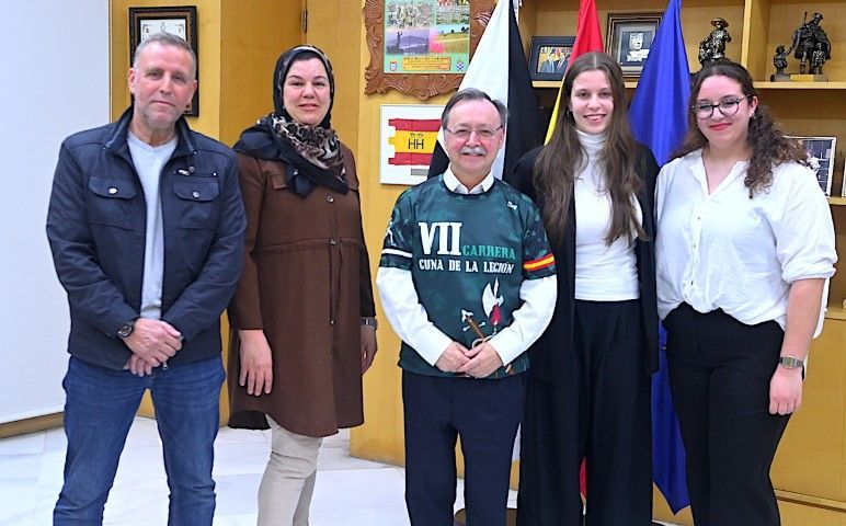 Vivas recibe a la ganadora del concurso de diseño de la camiseta de La Cuna de la Legión 2023