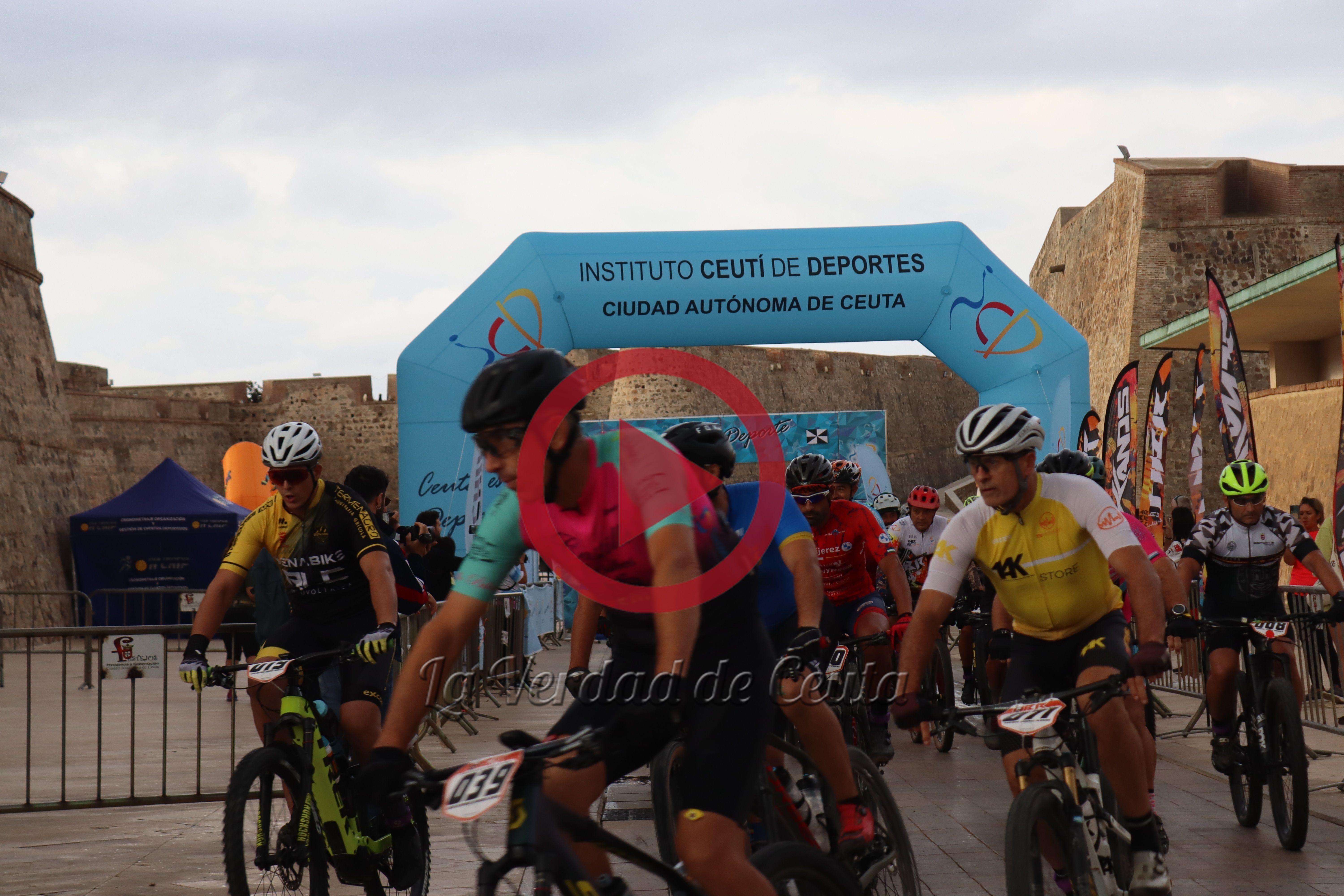 La I Hércules Bike Race celebra su segunda etapa tras salir de las Murallas Reales