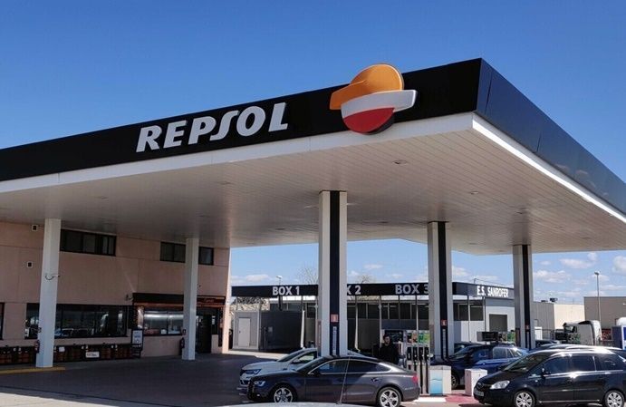 Los consumidores analizan las cadenas de gasolineras más baratas